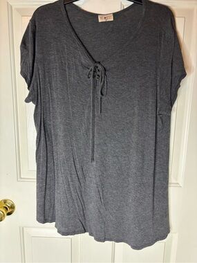 Women’s Short Sleeve Top Charcoal Gray Lace-Up V-Neck Size 3X Good Condition